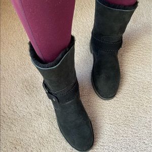 great condition! BLACK FUZZY UGGs